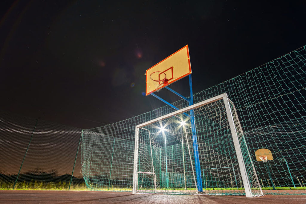 Basketball Korb auf beleuchtetem Feld