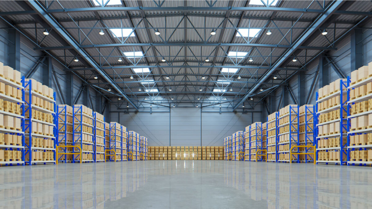 Großes Lagerhaus mit hohen Decken, heller Beleuchtung und Reihen von hohen Regalen, die auf beiden Seiten mit gestapelten Kisten und Paketen gefüllt sind; der polierte Boden spiegelt die Regale und Kisten wider.