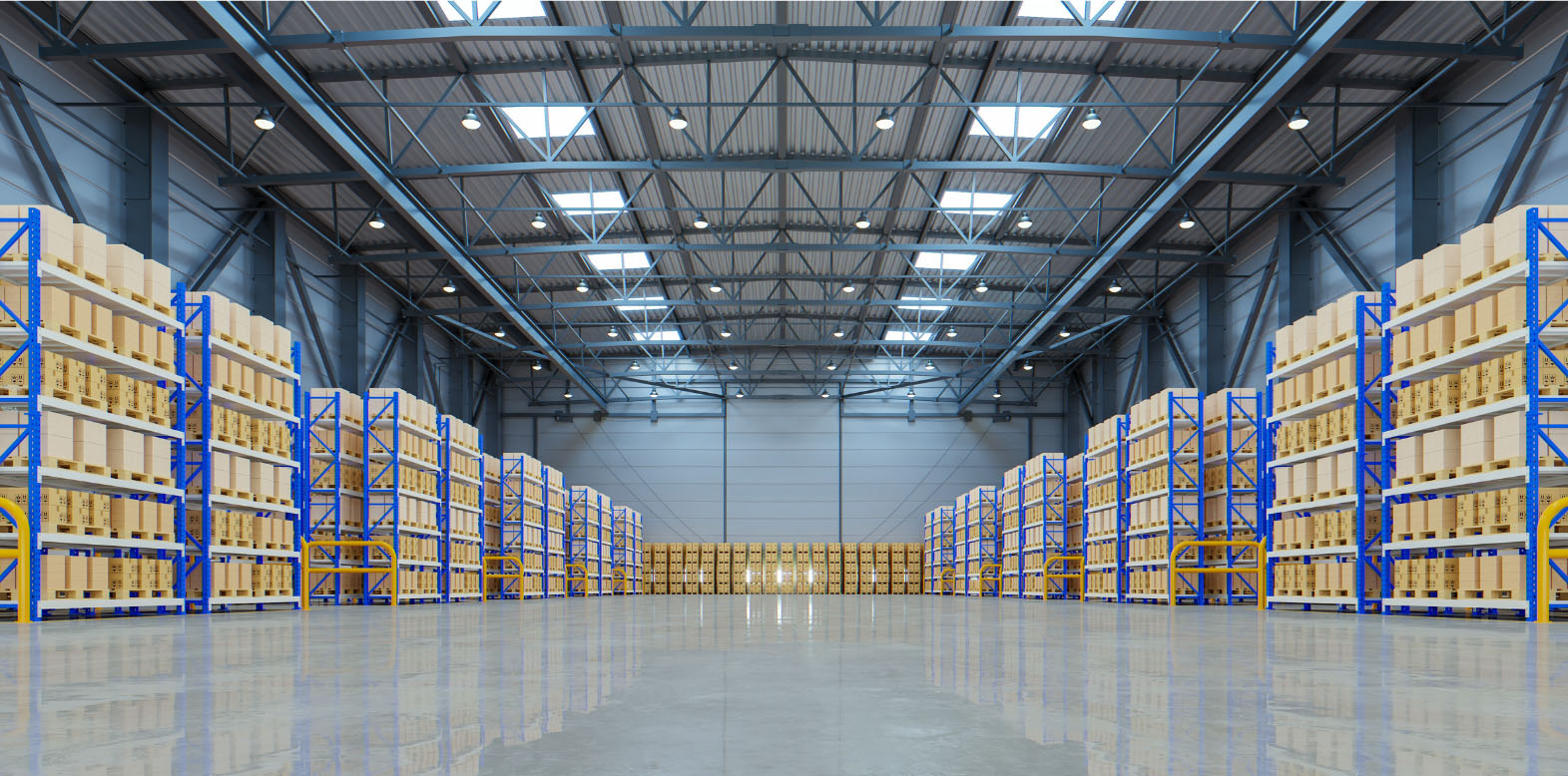Großes Lagerhaus mit hohen Decken, heller Beleuchtung und Reihen von hohen Regalen, die auf beiden Seiten mit gestapelten Kisten und Paketen gefüllt sind; der polierte Boden spiegelt die Regale und Kisten wider.