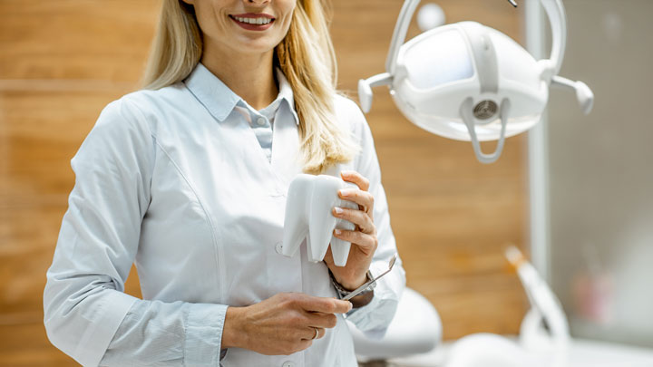 Zahnärztin froh über Beleuchtung Zahnarztpraxis