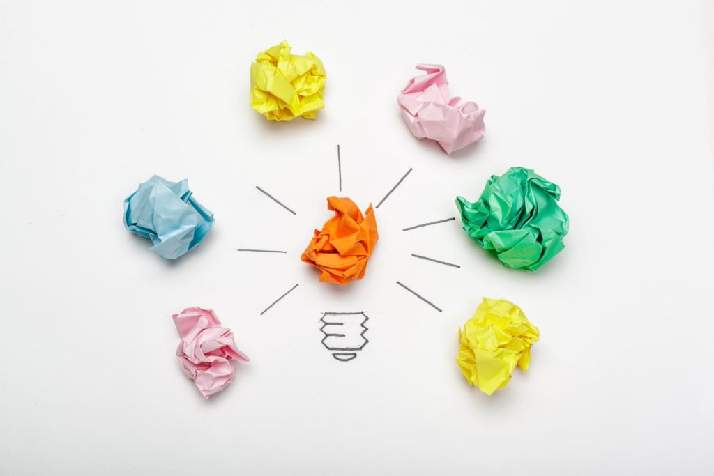 Ideen Konzept aus Glühbirne mit Papierkugeln