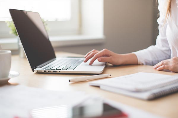 Frau arbeitet an Laptop