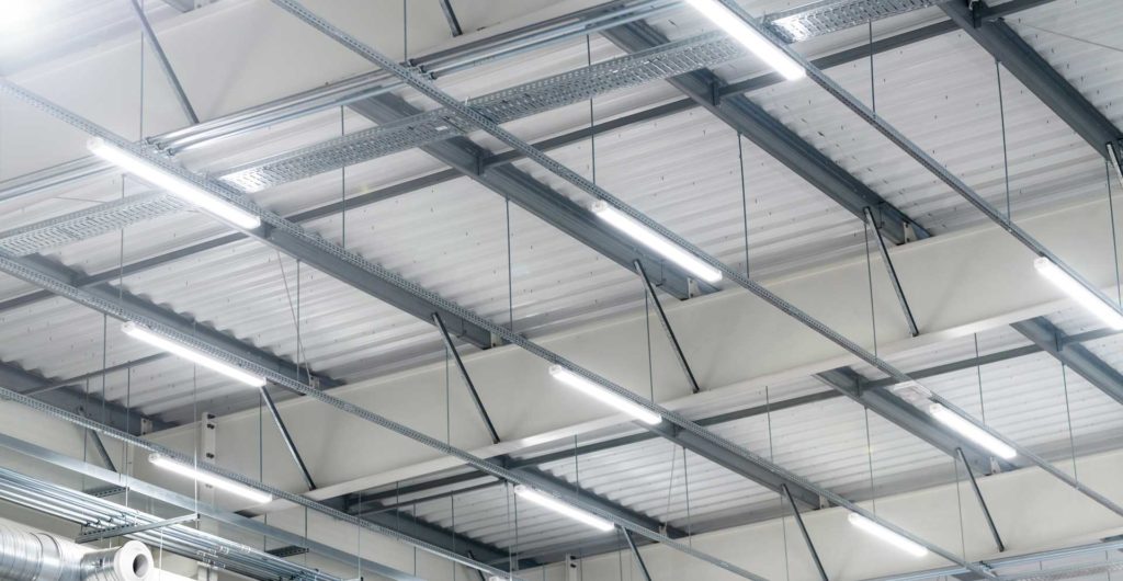 Dimmbare LED Beleuchtung in der Halle am Arbeitsplatz