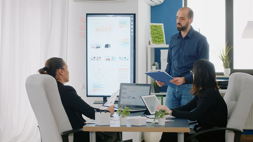 Mitarbeiter überlegen wie Energie sparen im Büro