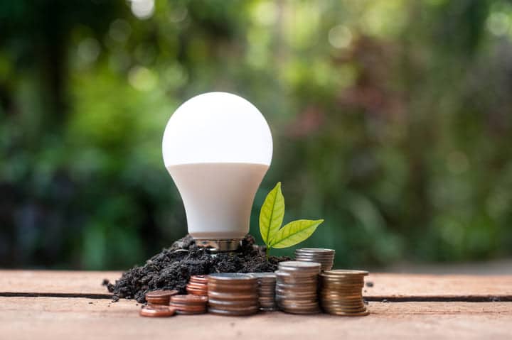 LED Glühbirne und Münzen für Energie sparen in der Industrie
