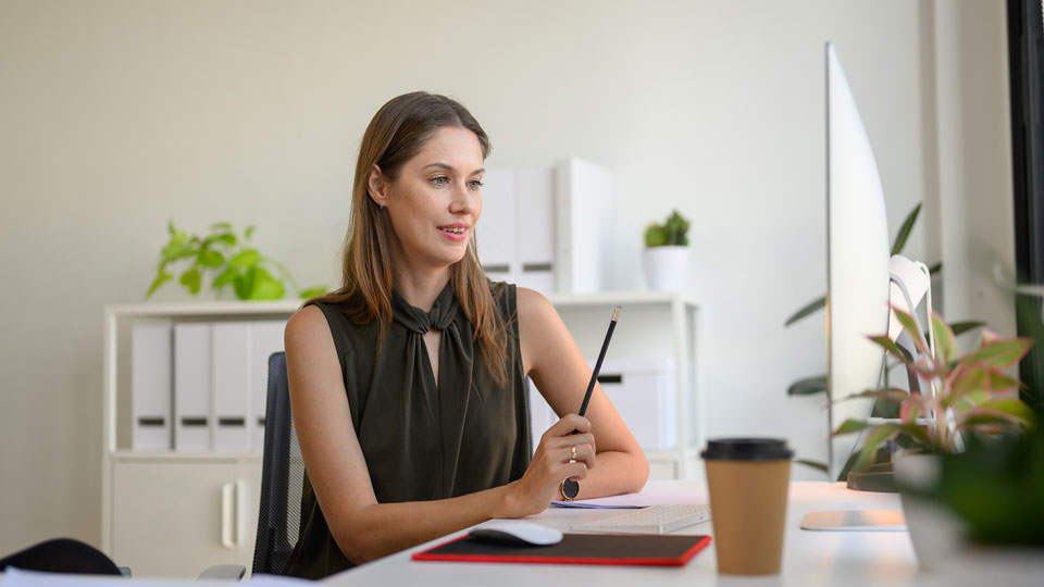 Frau berechnet Energiekosten im Büro