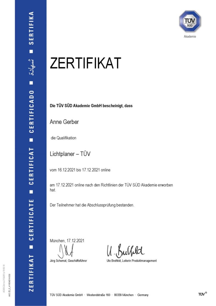 Zertifikat der TÜV SÜD Akademie an Anne Gerber für die Absolvierung der Online-Qualifizierung "Lichtplaner - TÜV" vom 16. bis 17. Dezember 2021. Unterzeichnet von zwei Beamten.