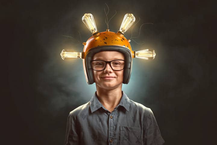 Junge mit Smart Light LED Leuchten im Helm auf Kopf