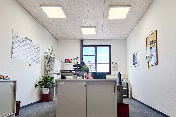 kleines Büro mit LED Bürobeleuchtung