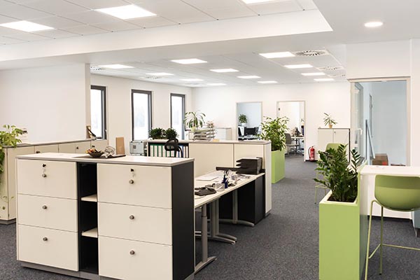 Großraumbüro mit LED Bürobeleuchtung