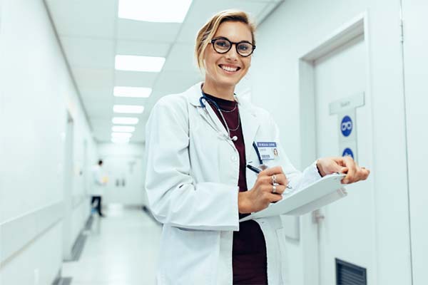 Beleuchtung im Krankenhaus mit Frau und einer Schreibunterlage