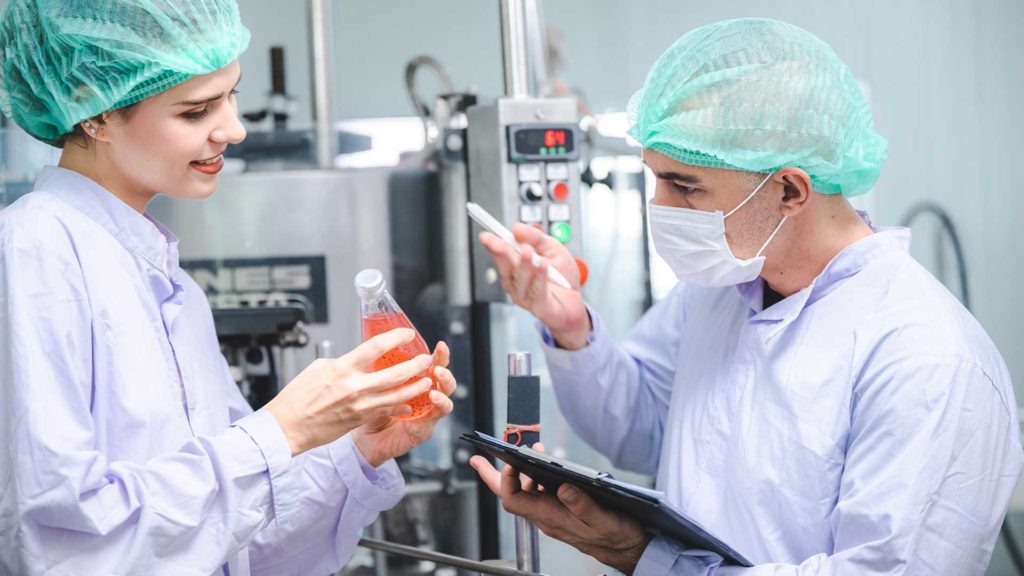 Beste Leuchten für die Lebensmittelindustrie Mann und Frau halten Lebensmittel