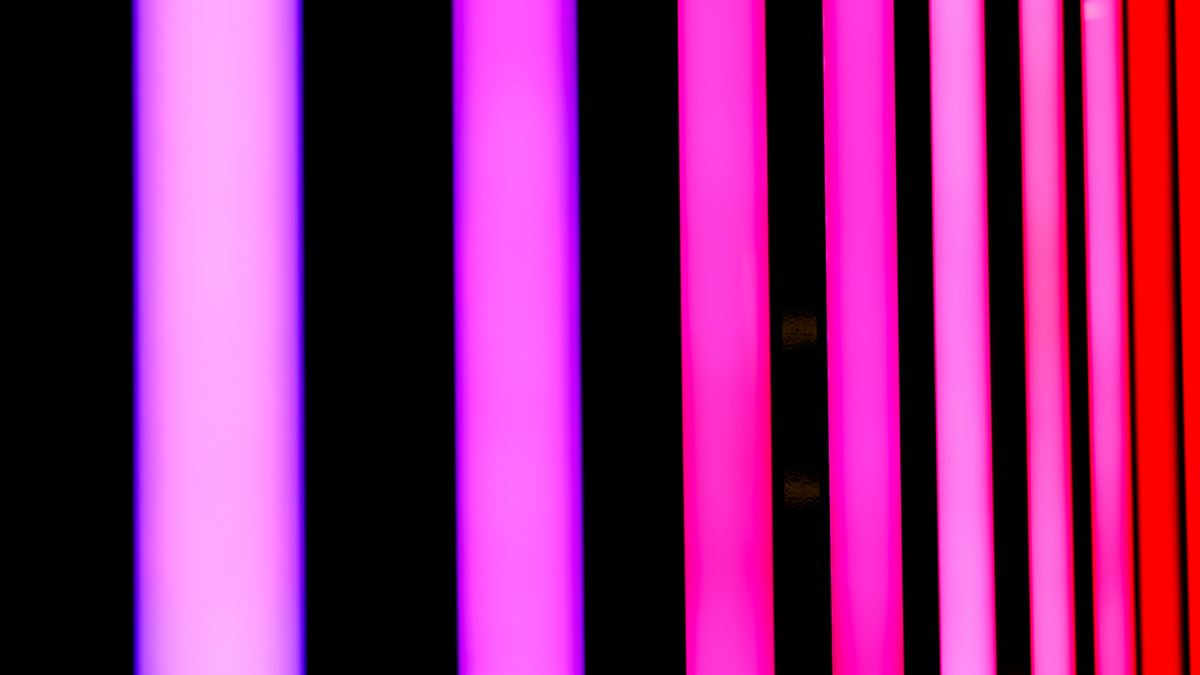 RGB LED Röhren welche in Pinkt und Rot leuchten