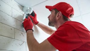 Techniker installiert LED Sensor