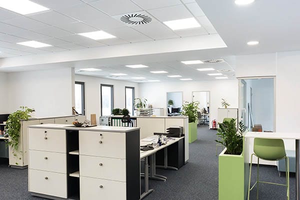 offenes Büro mit Stühlen und Tischen und LED Bürobeleuchtung