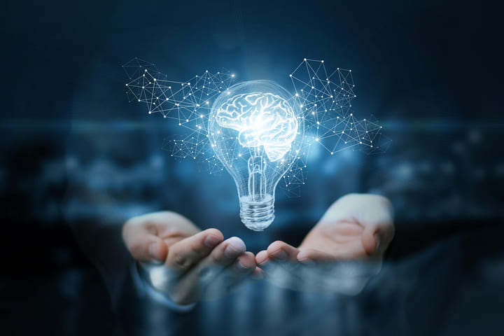 Hände halten Smart Light blau