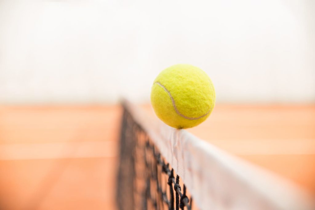 Tennis Ball liegt auf dem Netz