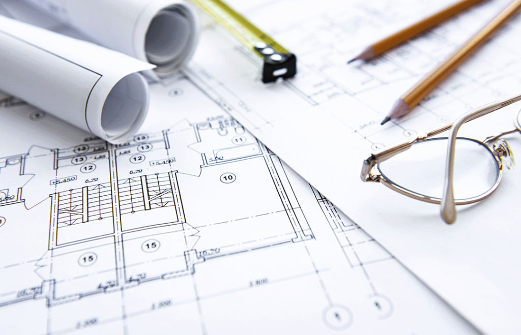 Architektur Pläne , Stifte und Brille auf einem Tisch