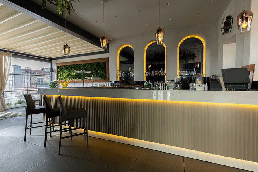 Gemütliche Bar mit gelber Beleuchtung mittels RGB