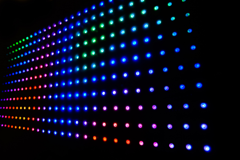 dunkle Wand mit mehrfarbigen LED Lampen