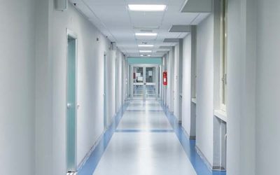 gut beleuchteter Flur im Krankenhaus