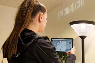 Frau vor Laptop Management von LED Beleuchtung und Licht