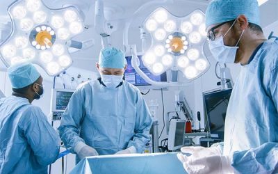 Ärzte führen Operation durch unter guter Beleuchtung Krankenhaus