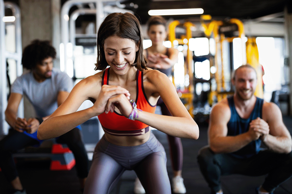 Fitness Gruppentraining in einem Fitnessstudio mit Lichttechnik