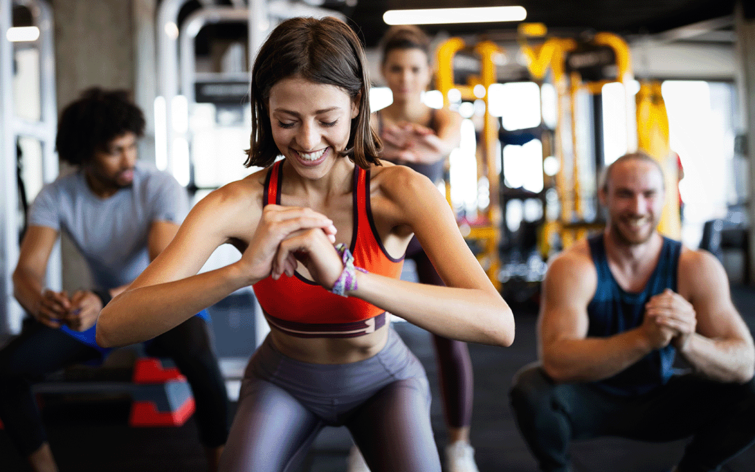 Fitness Gruppentraining in einem Fitnessstudio mit Lichttechnik