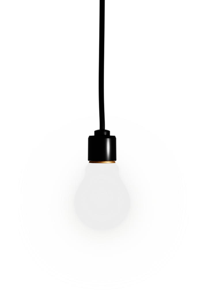 Eine schwarze Pendelleuchte eines renommierten Leuchtenherstellers mit einem schlichten, minimalistischen Design hängt an einer Schnur. Ausgestattet mit einem LED-Lichtsystem strahlt die Leuchte mit einem runden weißen Schirm ein sanftes Licht aus und sorgt für eine moderne und elegante Beleuchtung.