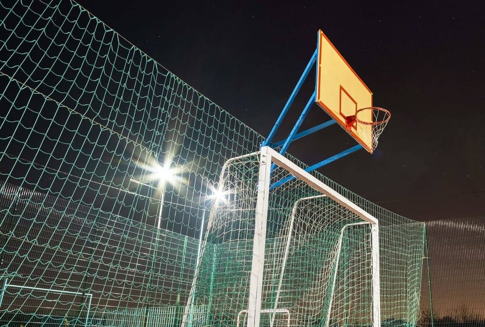 Basketballfeld beleuchted durch Flutlichtanlage