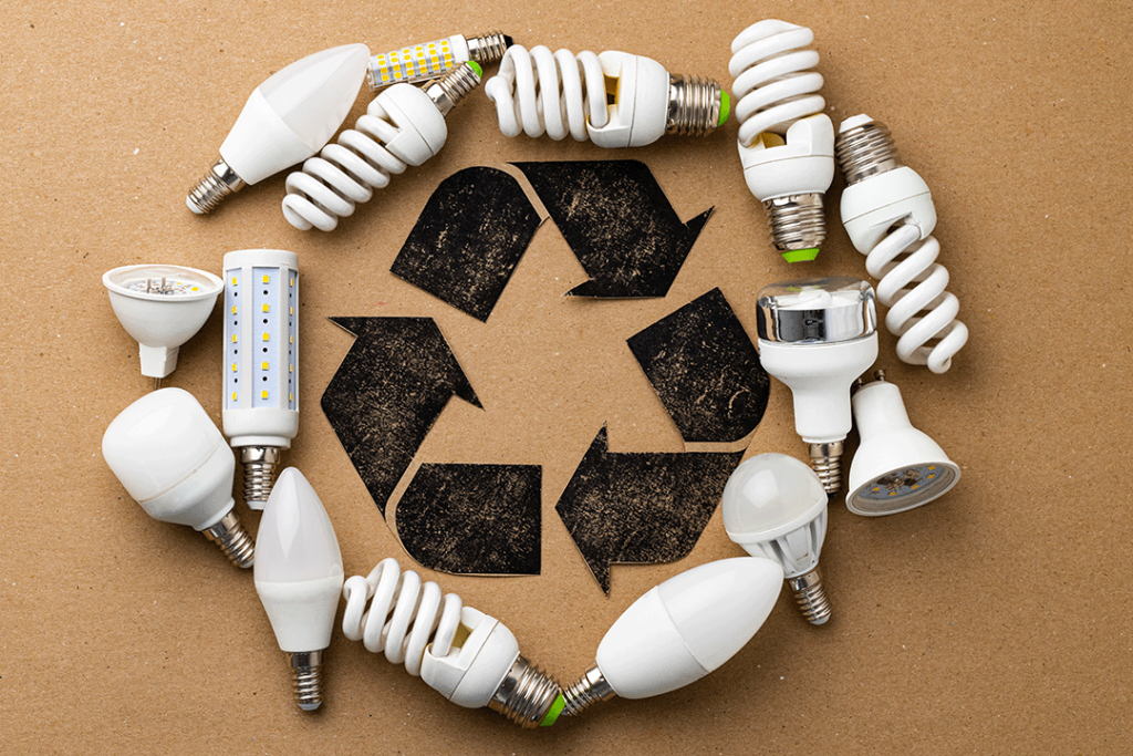 Glühbirnen liegen in einem Kreis um ein recycling Symbol nach dem Beleuchtung installieren